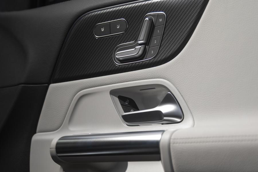 Детали интерьера Mercedes-Benz GLA250 AMG Line (H247) 2020 года  (NA) (фото 79 из 96)